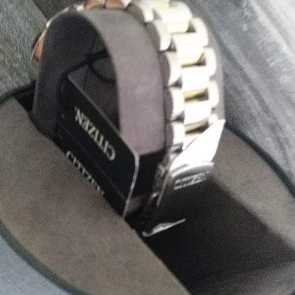 Luxury Citizen watch - Picture 2 of 3